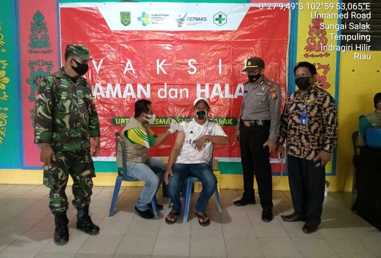 Dampingi Vaksinasi Lansia, Babinsa 03/Tempuling Himbau Warga Agar Tidak Takut Divaksin