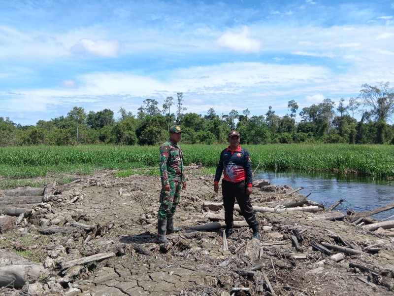 Mengantisipasi Kebakaran Lahan dan Hutan, Babinsa Koramil 05/Gas Pratu Sandi Bersama Masyarakat Melaksanakan Kegiatan Patroli Karlahut
