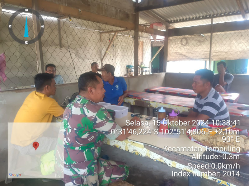 Komsos dengan Warga, Babinsa Koramil 03/Tpl Bahas Keamanan dan Kebersihan Lingkungan Desa Teluk Kiambang