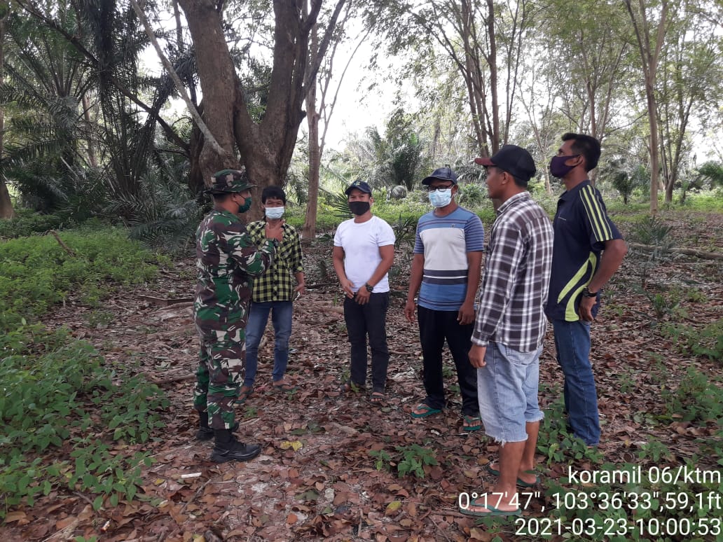Babinsa Koramil 06/Kateman Laksanakan Patroli Karlahut di Desa Sungai Simbar