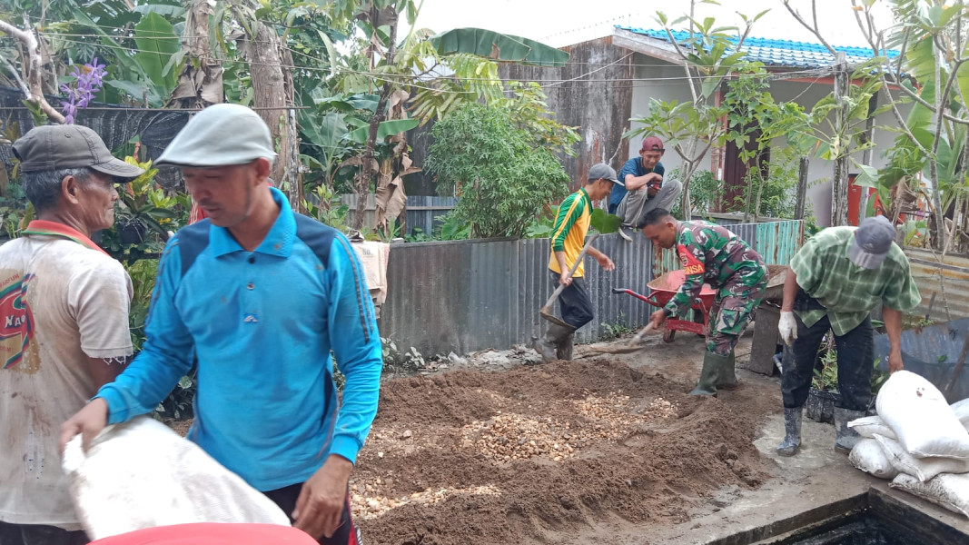 Babinsa Kopda Umar Nasution Goro Bersihkan Halaman Surau
