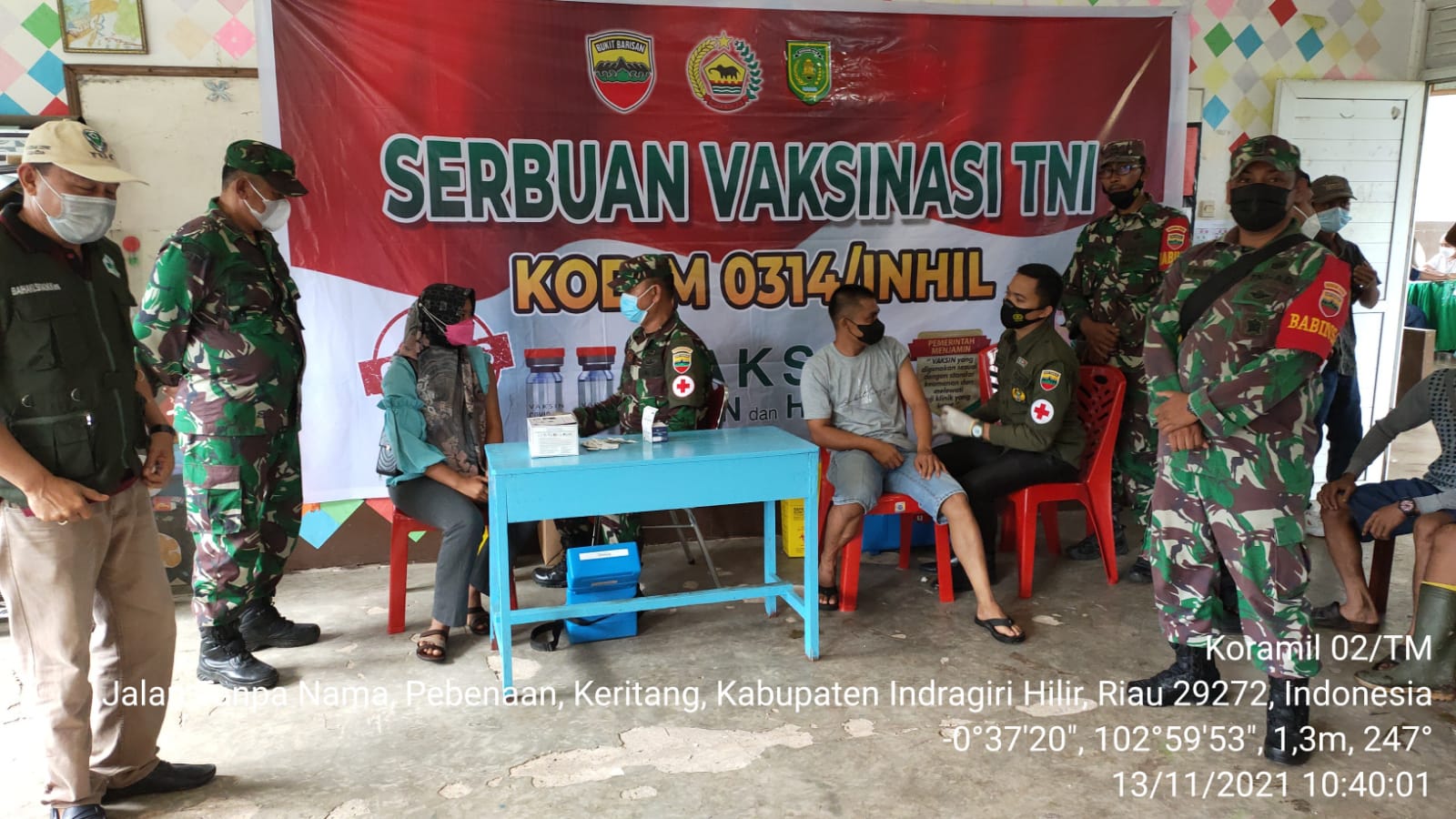 Danramil 02/Tanah Merah Tinjau Langsung Pelaksanaan Vaksinasi di PT Bumi Palma