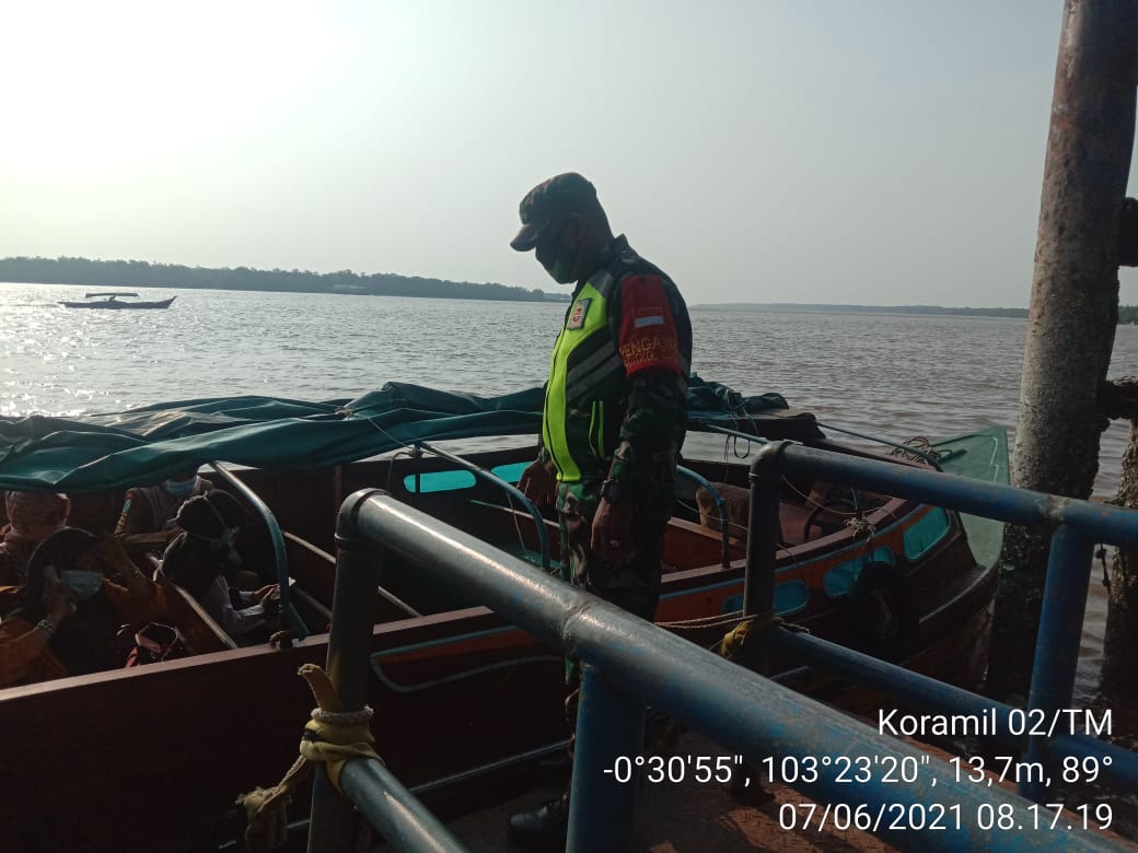 Penegakan Protkes Terpadu Rutin di Lakukan Babinsa 02/Tanah Merah di Pelabuhan