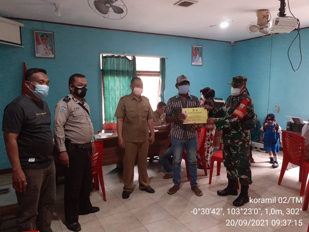 Sertu P Siregar Kembali Dampingi Penyaluran BLT di Desa Tanah Merah