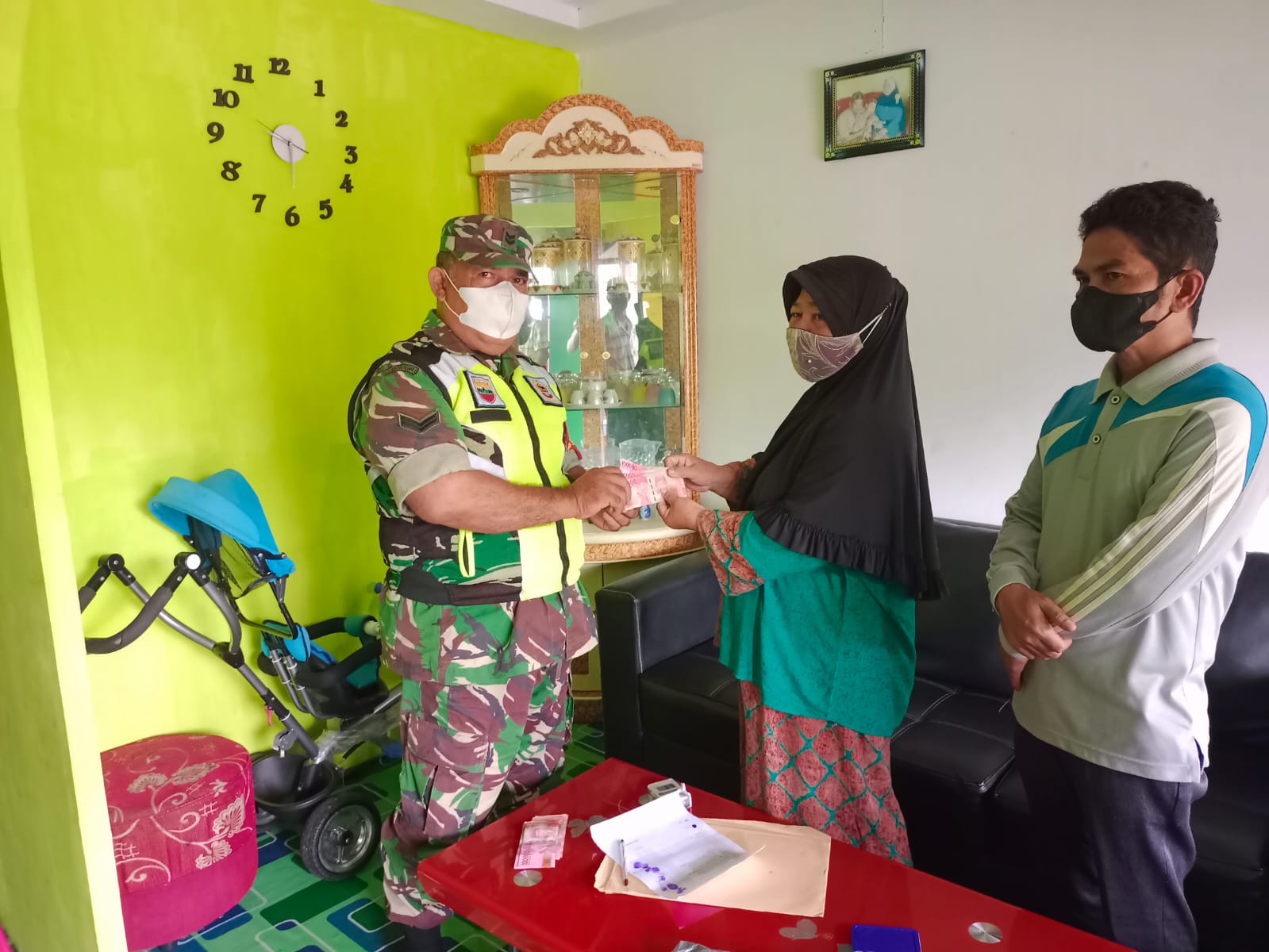 Pastikan Berjalan Lancar, Babinsa 04/Kuindra Kembali Dampingi Penyaluran BLT di Desa Perigi Raja