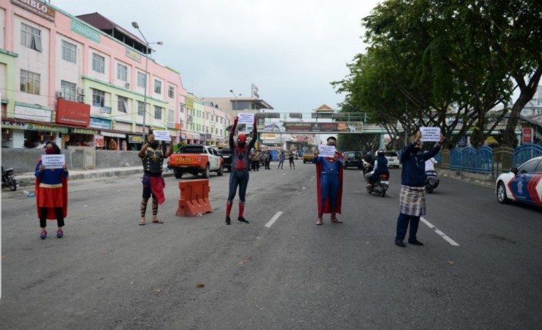Sejumlah 'Superhero' Keliling Pasar di Pekanbaru Sosialisasikan Masker kepada Warga