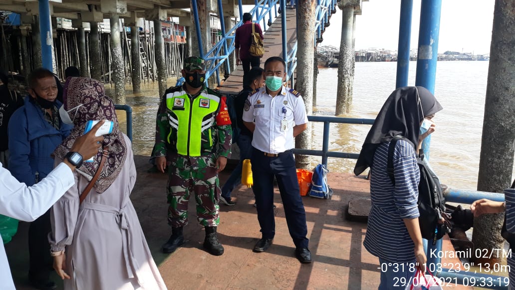 Terus Bersinergi, Koramil 02/Tanah Merah dan Tim Satgas Aktif Lakukan Penegakan Protkes di Pelabuhan