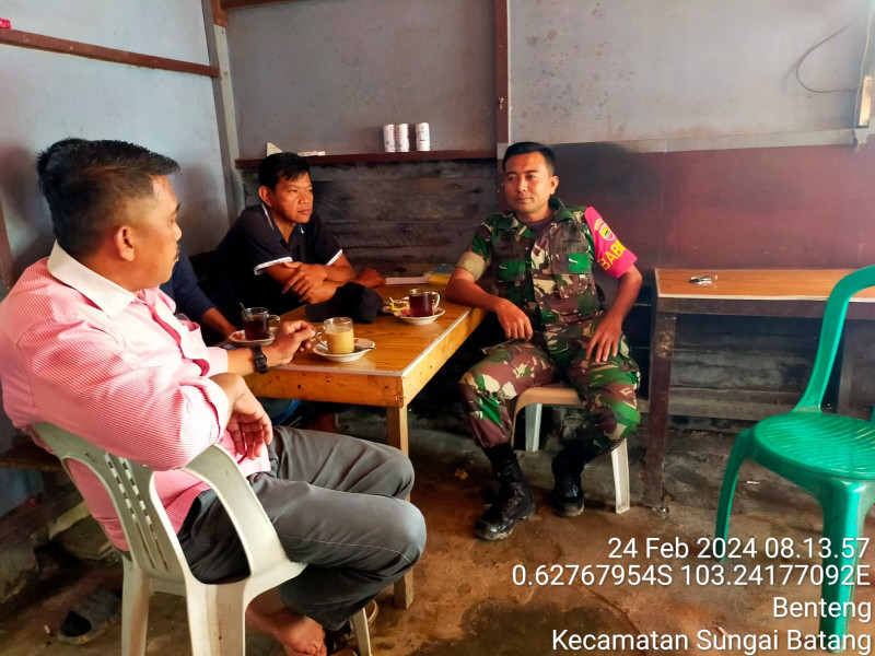 Ciptakan Situasi Tentram dan Damai, Koramil 07/Reteh Ajak Peduli Akan Lingkungan Setempat