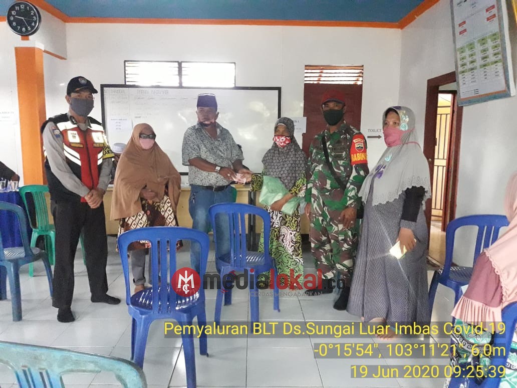 Dampingi Penyaluran BLT, Personil Koramil 12/Batang Tuaka Tetap Siaga 