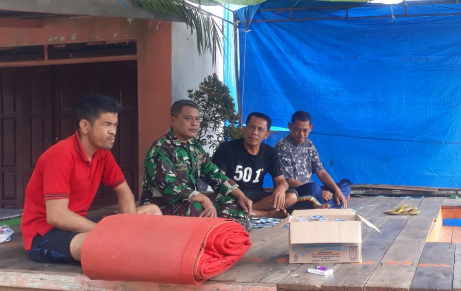 Dengan Komsos, Babinsa Koramil 05/Gas Kodim 0314/Inhil Serma Sasmito Anjang Sana Bersama Tomas dan Pemuda