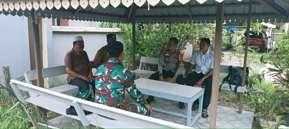 Jaga Kondusifitas Menjelang Pilkada 2024 Babinsa Rutin Lakukan Komsos di Wilayah Binaan