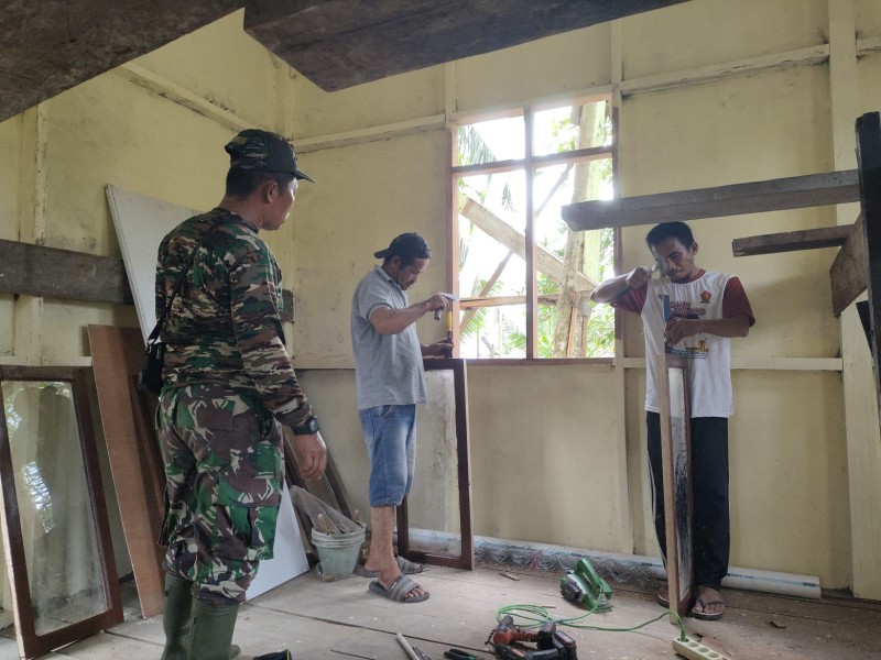 Koramil 09/Kemuning Melaksanakan Kegiatan RTLH Pemasangan Jendala di Desa Karya Tunas Jaya