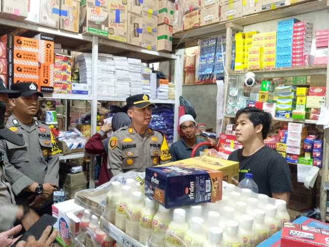 Kapolsek Kempas bersama personilnya melaksanakan Patroli dan Pengecekan Harga Bahan Pokok menjelang Pilkada Serentak 2024 di Wilayah Hukum Polsek Kempas