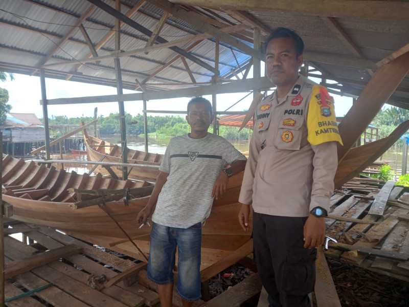 Giat Rutin Bhabinkamtibmas Desa Pungkat Aipda Denny Hidayat Melaksanakan Sambang Kepada Masyarakat