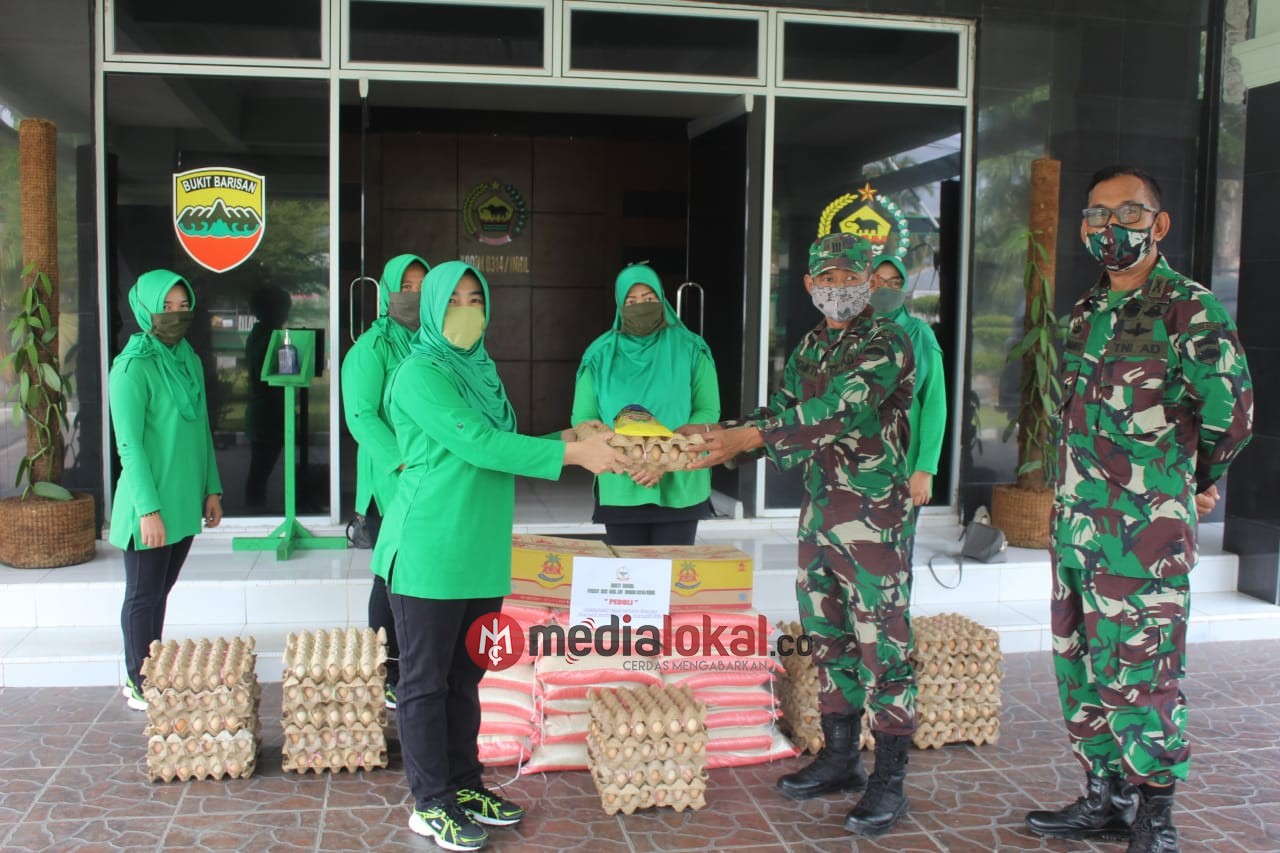 Salurkan Bantuan untuk Masyarakat, Persit Kartika Candra Kirana LIV Titipkan 120 Paket Sembako 