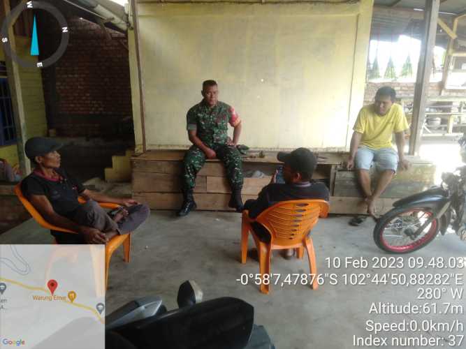 Babinsa Koramil 09/Kemuning Terus Tingkat Komsos Guna Pentingnya Jaga Kesehatan