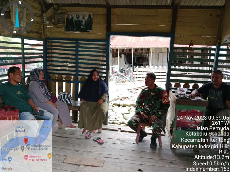 Babinsa Koramil 09/Kmg Jalin Silaturahmi dan Berikan Informasi Kepada Ketua Pelabuhan Speed Boot dan Para Penumpang