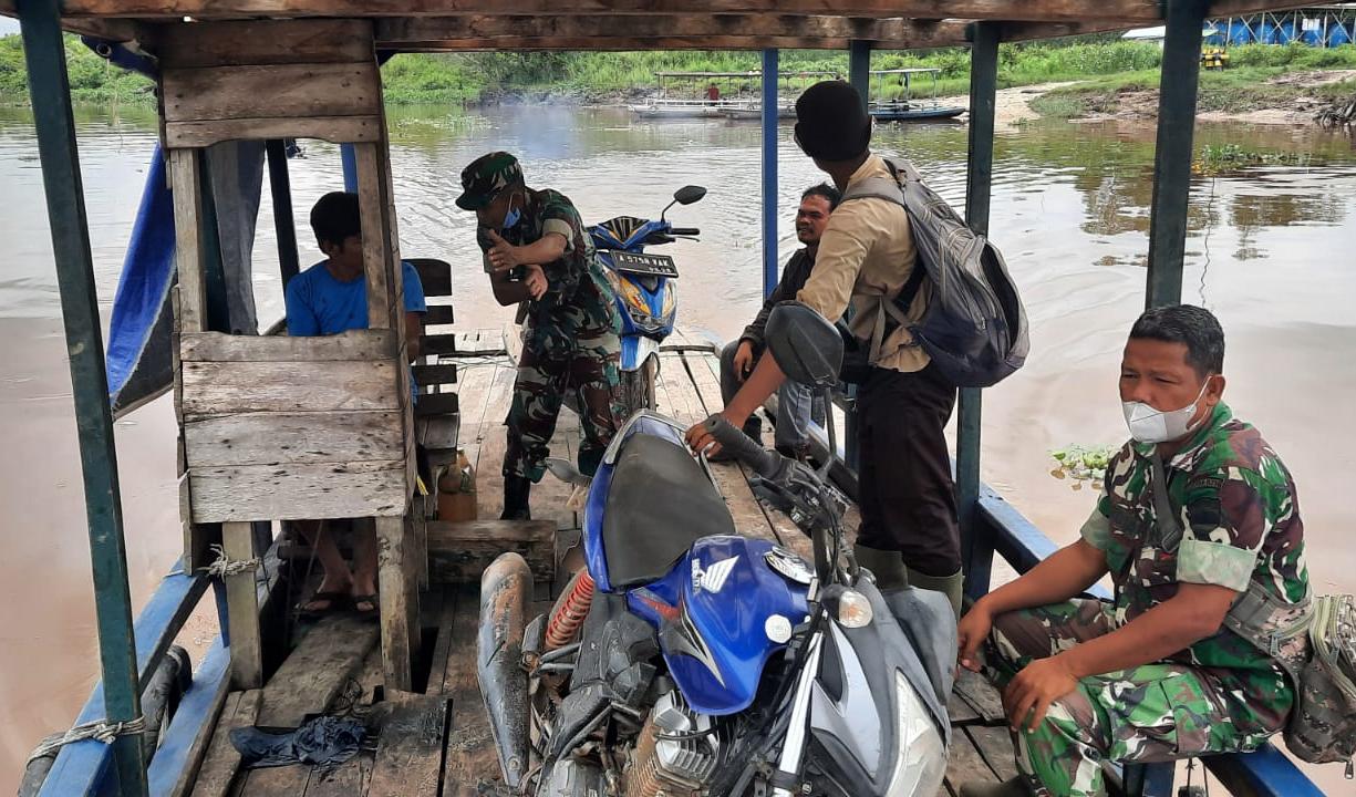 Danramil 03/Tempuling dan Babinsa Blusukan Naik Perahu Ke Desa Harapan Jaya