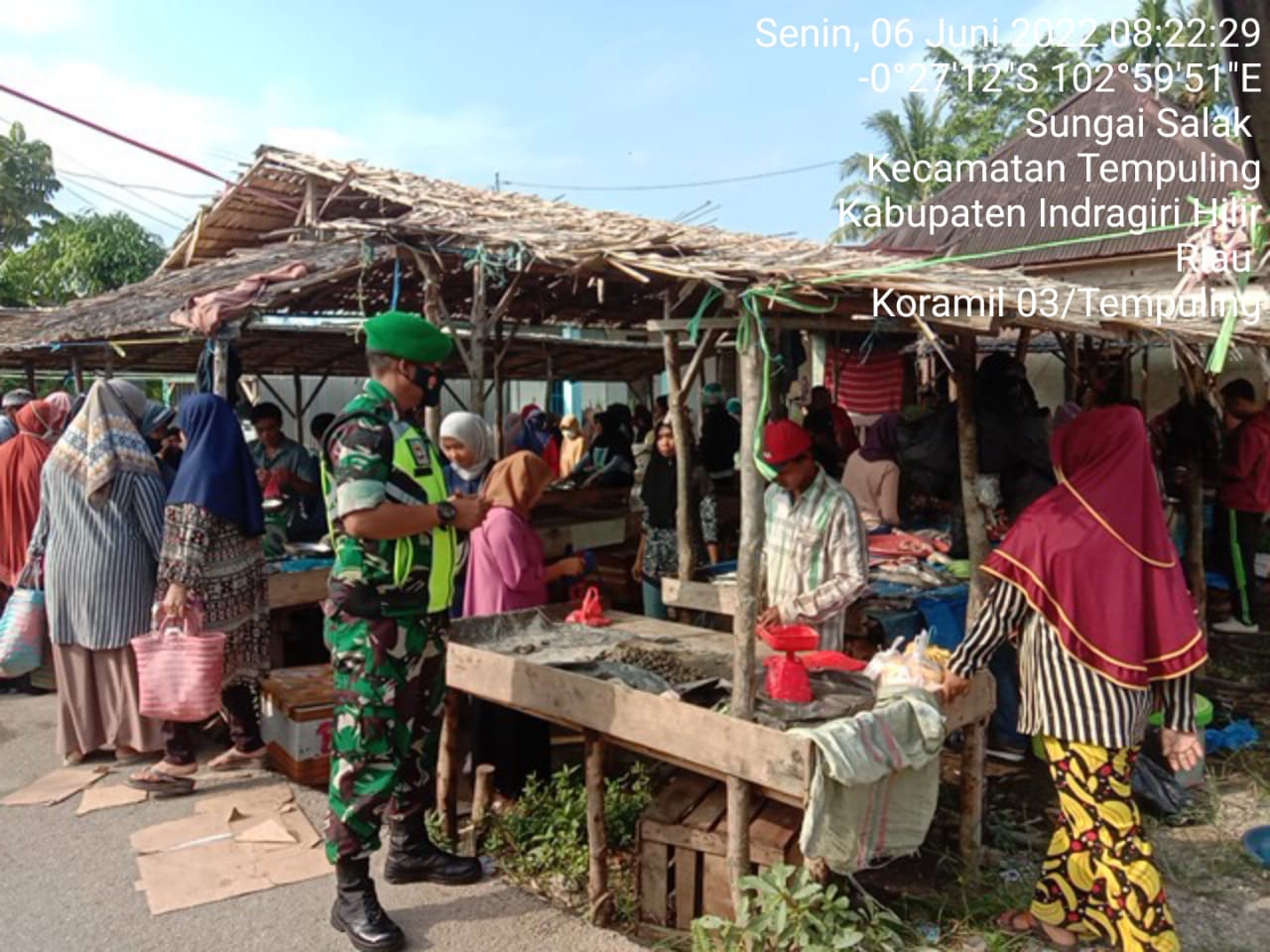 Babinsa 03/Tempuling Pantau Penerapan Prokes di Pasar Tradisional Sungai Salak