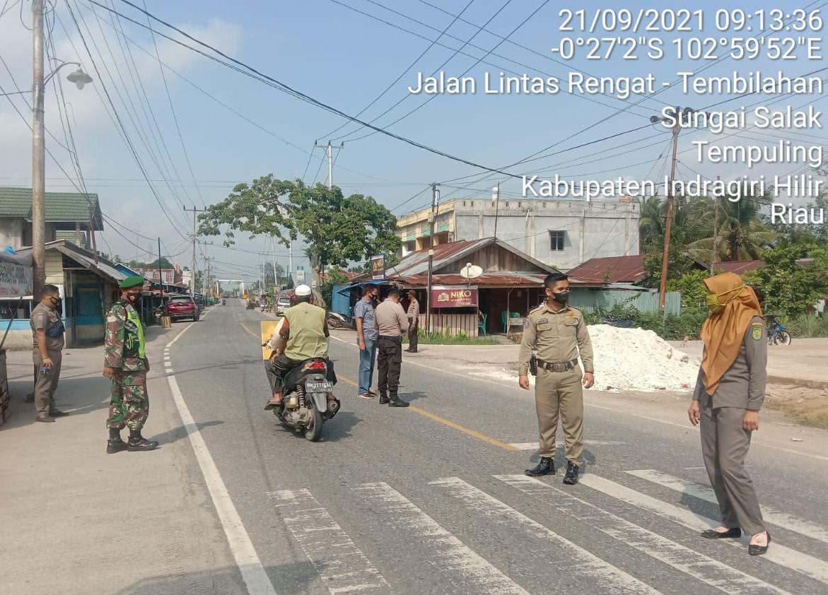 Penegakan Prokes di Jalan Raya Intens Dilakukan Babinsa 03/Tempuling dan Satgas