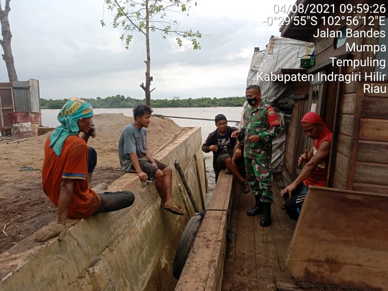 Laksanakan Pembinaan Wilayah, Babinsa 03/Tempuling Komsos Bersama Pemuda Desa Mumpa