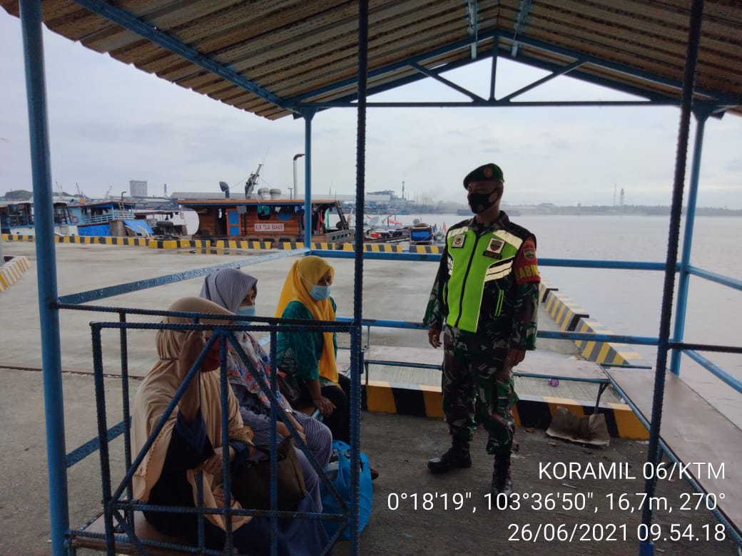 Babinsa 06/Kateman Berjaga dan Beri Himbauan Prokes ke Warga di Pelabuhan