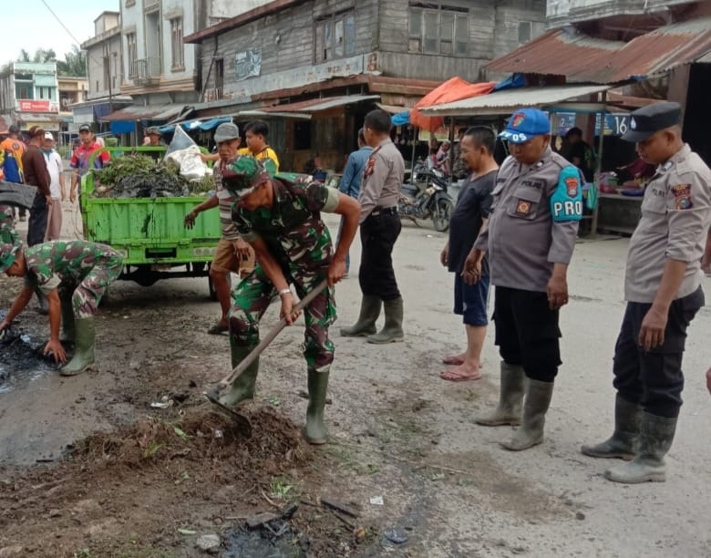 Babinsa Koramil 07/Reteh Laksanakan Goro Jumat Bersih dengan Warga