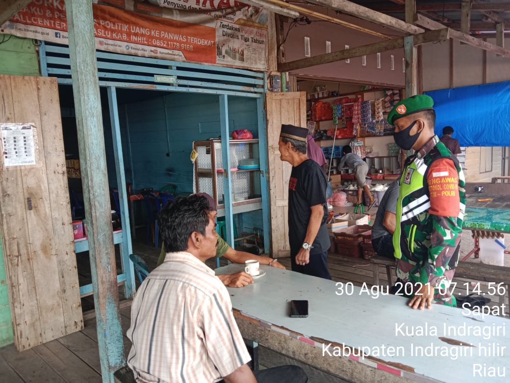 Babinsa 04/Kuindra Pantau Protkes di Pasar Tradisional dan Warkop