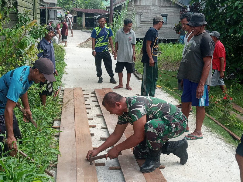 Usai Lari Pagi, Danramil 03/Tpl Sambangi Warga Binaan Yang Sedang Gotong Royong Pembangun Gapura