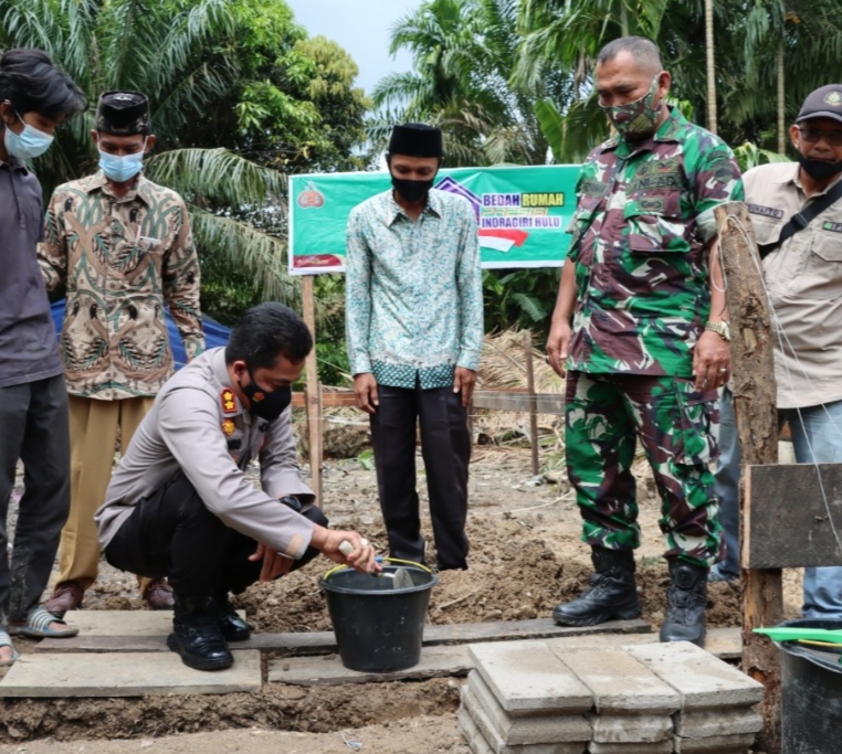 Kapolres Inhu Letakkan Batu Pertama Bedah Rumah Presisi Indragiri Hulu Untuk Janda Miskin Kapolres Inhu Letakkan Batu Pertama Bedah Rumah Presisi Indragiri Hulu Untuk Janda Miskin