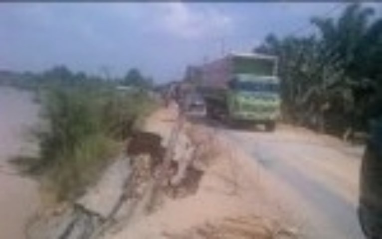 Longsor Jalur Lintas Rengat-Tembilahan, Kadis PUPR Riau: Rp5 Miliar Itu Sepaket dengan Turap