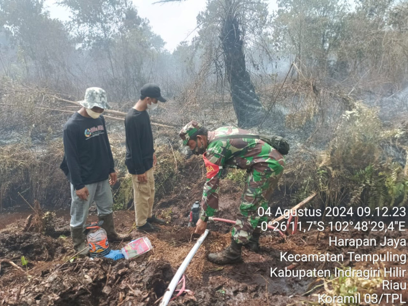 Memasuki Hari Keenam, Babinsa Koramil 03/Tpl Pimpin Upaya Pendinginan Karhutla
