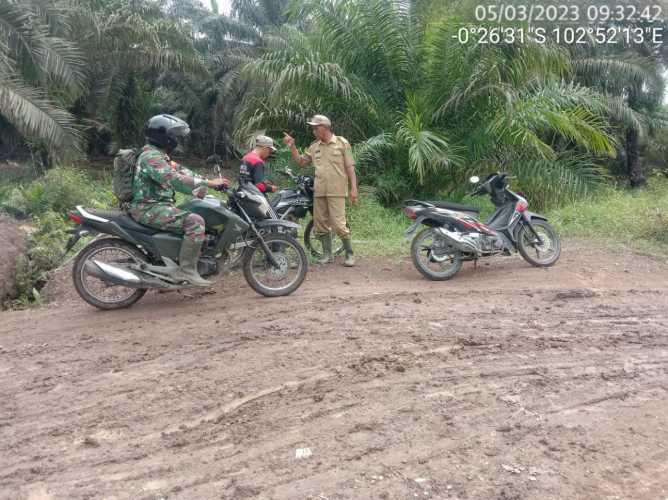 Babinsa Koramil 02/TP dan Warga Kembali Patroli Karhutla Bersama di Desa Binaan