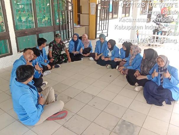 Komunikasi Sosial Bersama Dengan Mahasiswa Yang Sedang KKN Dilakukan Personel Koramil 03/Tempuling