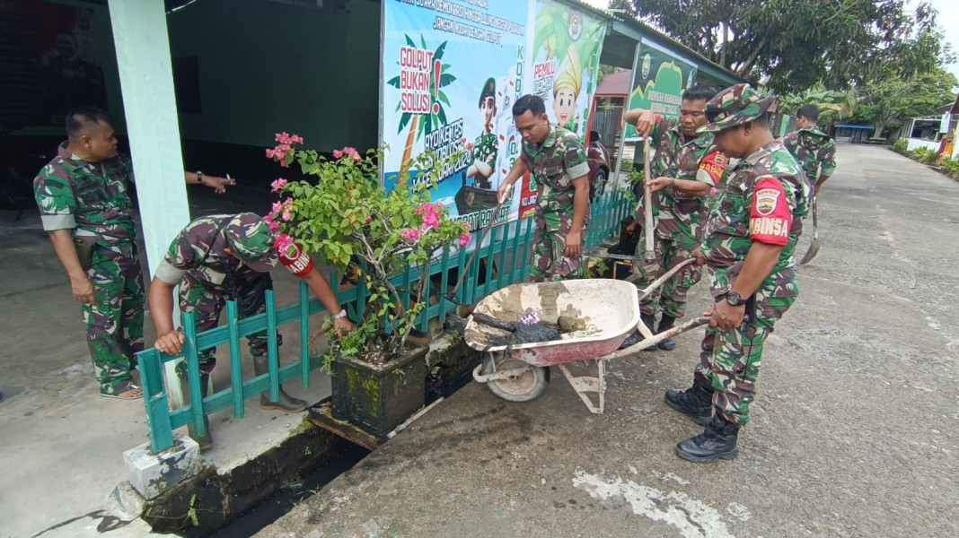 Menjaga Kebersihan Pangkalan, Anggota Koramil 03/Tpl Laksanakan Korve