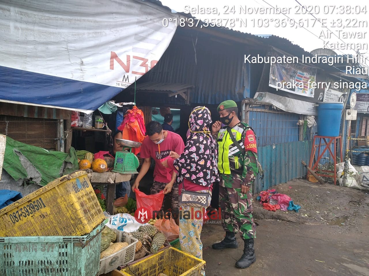 Di Pasar PT Sambu Tagaraja, Babinsa Koramil 06/Kateman Ingatkan Protkes