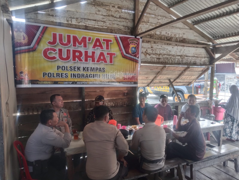 Polsek Kempas Jalin Silaturahmi dengan Warga Desa Rumbai Jaya melalui Jumat Curhat