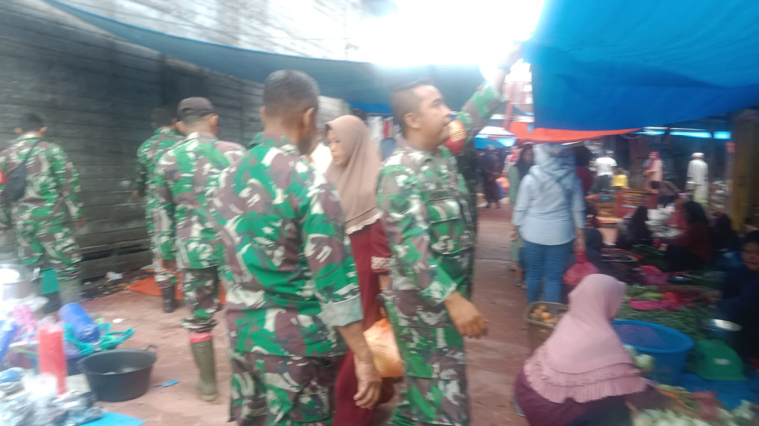 Jaga Kebersihan Lingkungan, Babinsa koramil 05/Gas Kelurahan Teluk Pinang Bersama Warga Laksanakan Pembersihan Pasar