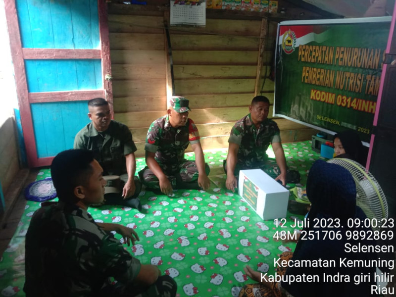 Babinsa Koramil 09/Kemuning Bersama Jajarannya Berikan Bantuan Penambahan Nutrisi Kepada Anak Stunting