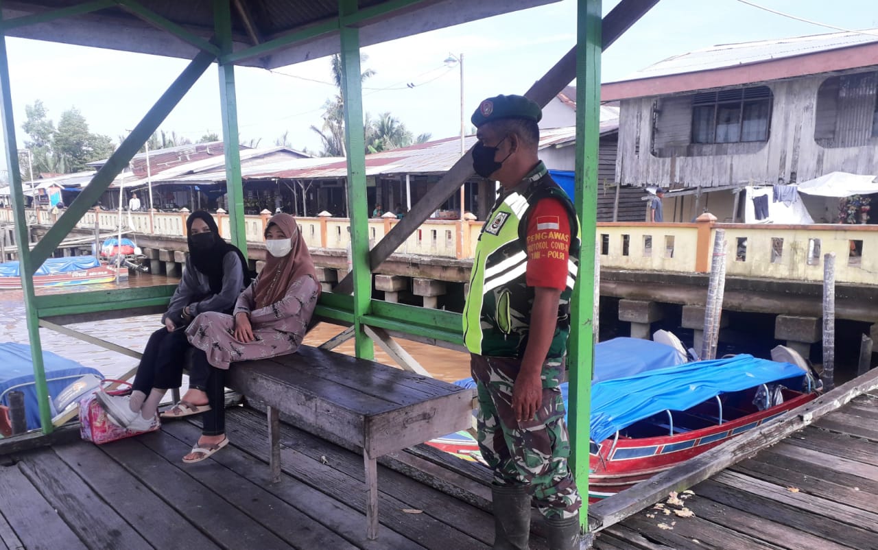 Walaupun Sudah Divaksin, Babinsa 04/Kuindra Pinta Warga untuk Tetap Patuhi Protkes