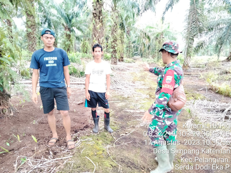 Babinsa Koramil 10/Pelangiran Patroli Rutin Karlahut di Binaan