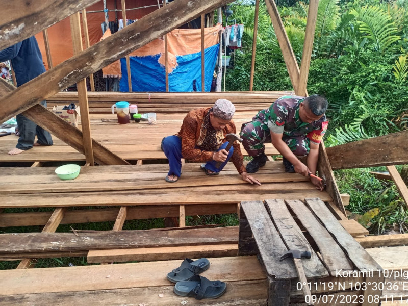 Budayakan Hidup Gotong Royong Bersama Babinsa Koramil 10/Pelangiran Untuk Meringankan Beban Masyarakat