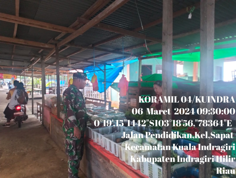 Jalin Kekompakan, Babinsa Koramil 04/Kuindra Tinjau Harga Sembako di Pasar Tradisional