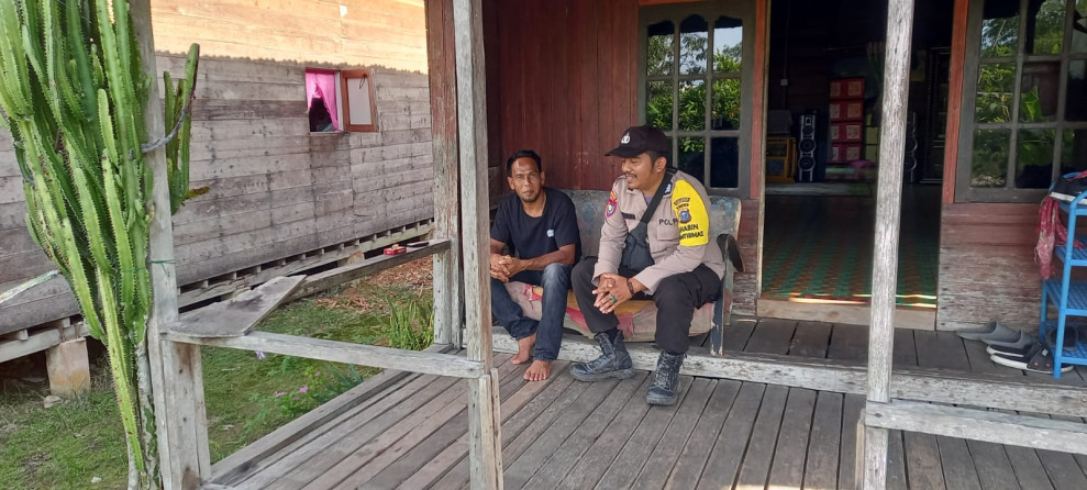 Giat Sambangi Warga, Bhabinkamtibmas Desa Gembira Brigadir Sebi Kurniawan Beri Himbauan Kamtibmas