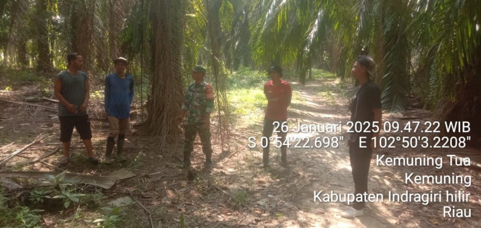 Babinsa Koramil 09/Kemuning Melaksanakan Patroli Karhutla: Mengawasi Wilayah Desa dan Mengedukasi Masyarakat