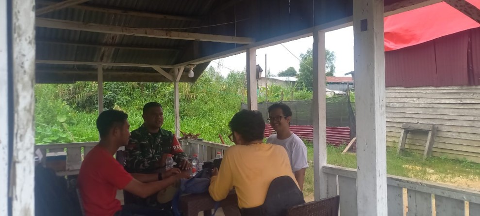 Babinsa Koramil 03/Tpl Lakukan Pertemuan Dengan Tokoh Pemuda Berbincang Santai Di Teras rumah