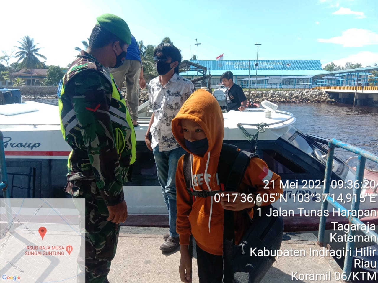 Tak Henti, Babinsa Koramil 06/Kateman Laksanakan Penegakan Protkes di Sungai Guntung