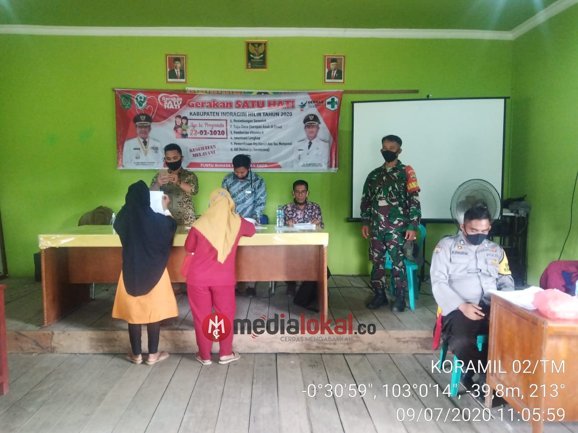 Babinsa Koramil 02/Tanah Merah Dampingi Penyaluran BST di Kecamatan Enok