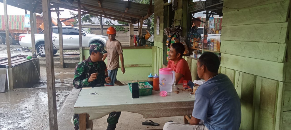 Babinsa Koramil 09/Kmg Jalin Kedekatan dan Kekompakan Bersama Warga Melalui Komsos