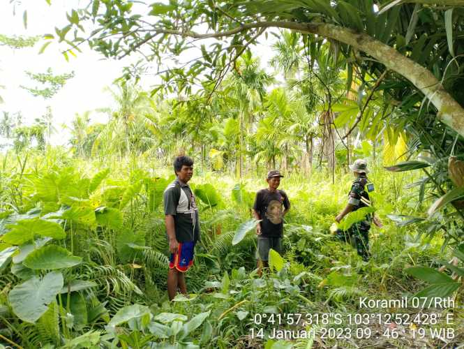 Babinsa Koramil 07/Reteh Patroli Rutin Bersama Masyarakat Sekitar